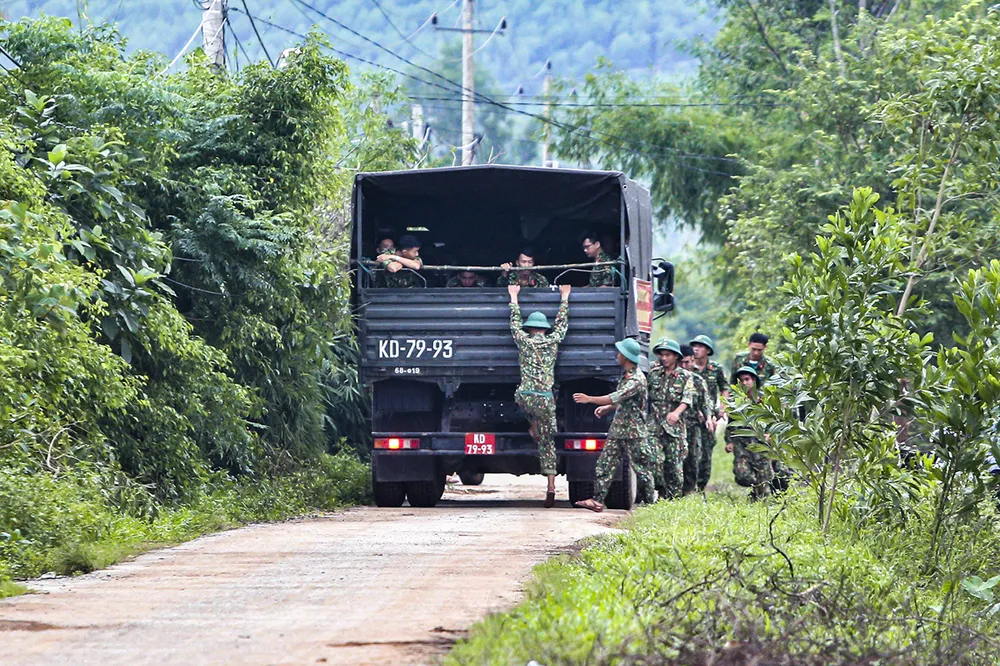 Nửa quả núi lớn đã đổ ập xuống thủy điện Rào Trăng 3 ảnh 2 Nửa quả núi lớn đã đổ ập xuống thủy điện Rào Trăng 3 ảnh 2
