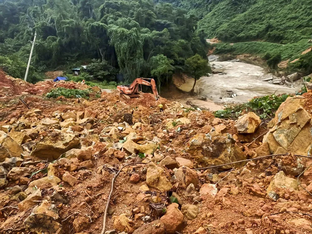 Nửa quả núi lớn đã đổ ập xuống thủy điện Rào Trăng 3 ảnh 1 Nửa quả núi lớn đã đổ ập xuống thủy điện Rào Trăng 3 ảnh 1