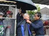 Người dân vùng tâm bão khẩn trương di dời, giằng chống nhà cửa