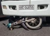 Tai nạn làm 3 xe rơi xuống vực, nhiều người bị thương ảnh 2 1 nạn nhân bị ô tô tải cán tử vong ở vòng xoay tại Bình Chánh