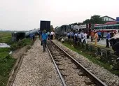Vụ 4 toa tàu hỏa lật: Đường sắt thông tuyến, cấp cứu tài xế 