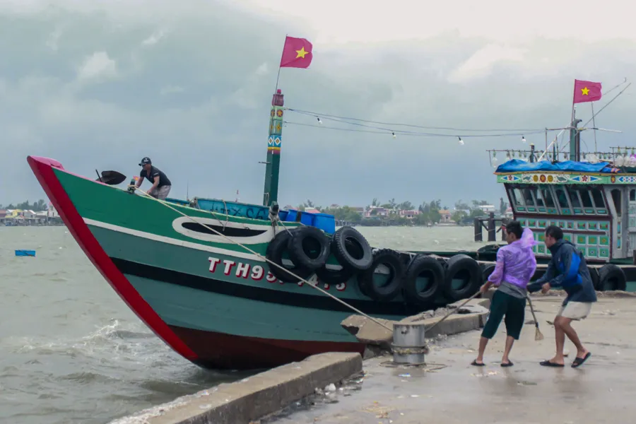 Chùm ảnh: Cảng cá lớn nhất Thừa Thiên - Huế hối hả trước bão số 5 ảnh 4 Chùm ảnh: Cảng cá lớn nhất Thừa Thiên - Huế hối hả trước bão số 5 ảnh 4