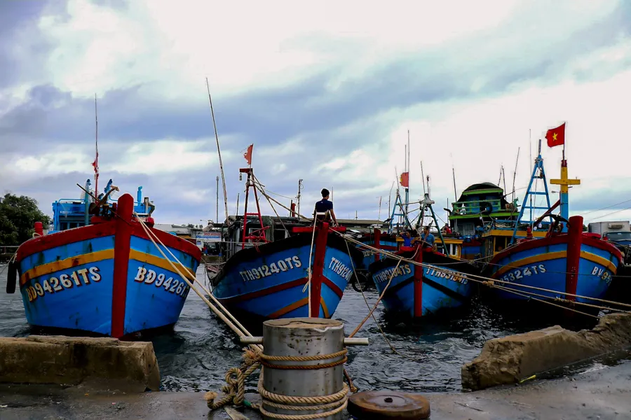 Chùm ảnh: Cảng cá lớn nhất Thừa Thiên - Huế hối hả trước bão số 5 ảnh 6 Chùm ảnh: Cảng cá lớn nhất Thừa Thiên - Huế hối hả trước bão số 5 ảnh 6