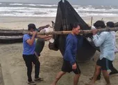 Chùm ảnh: Cảng cá lớn nhất Thừa Thiên - Huế hối hả trước bão số 5 ảnh 9 Thừa Thiên – Huế mưa to, người dân hạn chế ra đường từ 14 giờ chiều nay