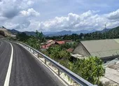 Nhiều đoạn hàng rào bảo vệ cao tốc La Sơn - Túy Loan bị người dân tháo gỡ ảnh 4 Cần di dời gấp 21 hộ dân dưới chân đường cao tốc
