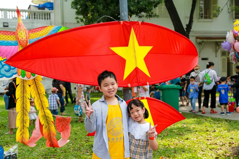 Lễ hội bắt đầu diễn ra vào ngày cuối tuần nên được đông đảo người dân, du khách tham gia tham quan thưởng lãm.