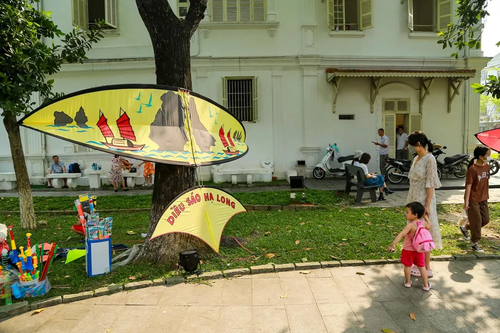 Những cánh diều với đủ màu sắc, hình dáng đã thu hút sự quan tâm của người dân và du khách.