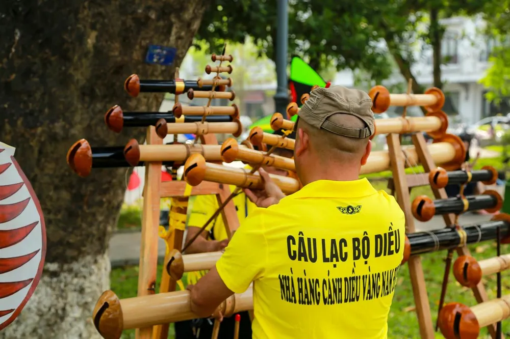 Không gian trưng bày với hơn 80 con diều được sắp đặt tại Công viên Tứ Tượng, một vị trí thuận tiện cho du khách đếm tham quam.