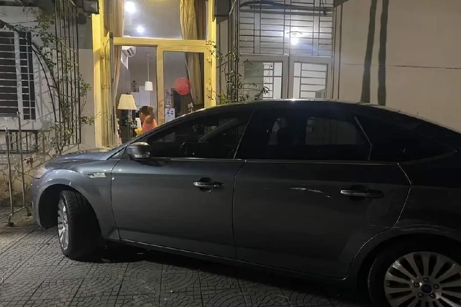 Người dân phản ánh một cán bộ sở nội vụ đậu xe sai còn thách thức người dân.