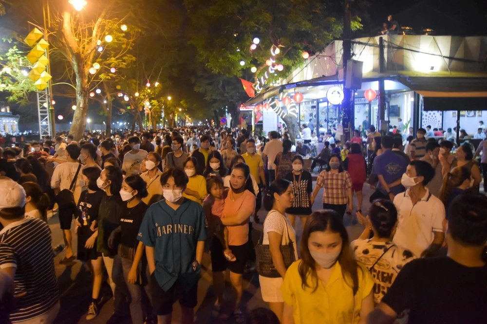 Phố đêm này được tổ chức tại hai tuyến đường chính là đường 23-8 (trước mặt Đại nội Huế) và Lê Huân. Ảnh: NGUYỄN DO