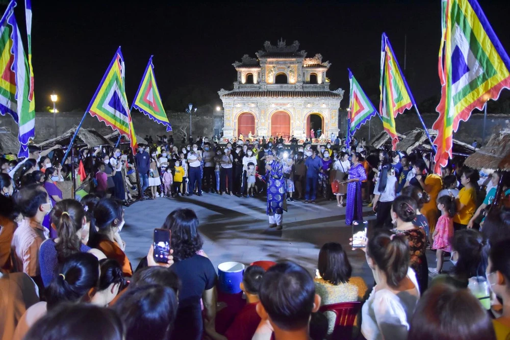Người dân Huế và các tỉnh thành đã đổ về đây để tham gia các hoạt động trải nghiệm của phố đêm ngay trong tối khai trương. Ảnh: NGUYỄN DO