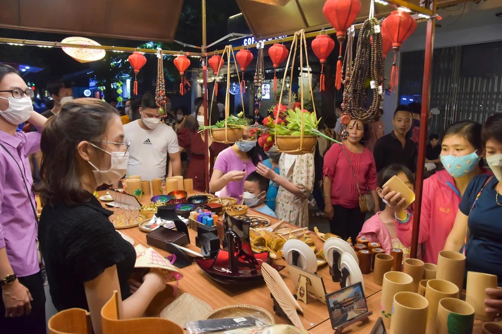Ông Võ Lê Nhật, Chủ tịch UBND TP Huế, cho biết phố đêm Hoàng thành là một phố đêm văn hóa đặc biệt. Chính quyền TP Huế đã vận động người dân sống trong khu vực phố đêm này treo đèn lồng để phù hợp với nội dung phố đêm. Ảnh: NGUYỄN DO