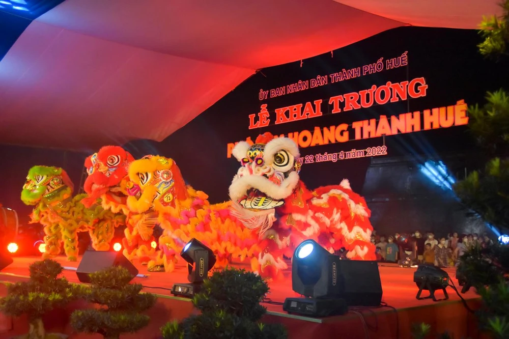 Phố đi bộ về đêm Hoàng thành được UBND TP.Huế (Thừa Thiên - Huế) khai trương vào tối 22-4 sau thời gian dài bị trì hoãn do đại dịch COVID-19. Ảnh: NGUYỄN DO