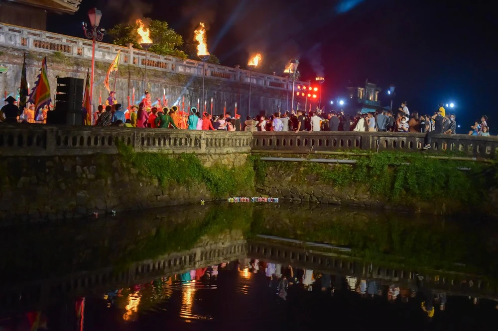 Tuyến phố được chia thành nhiều khu vực với các chủ đề hoạt động khác nhau như: Không gian Huế xưa trưng bày các hoạt động thủ công mỹ nghệ truyền thống; Không gian cung đình; Không gian dân gian truyền thống Huế… Ảnh: NGUYỄN DO