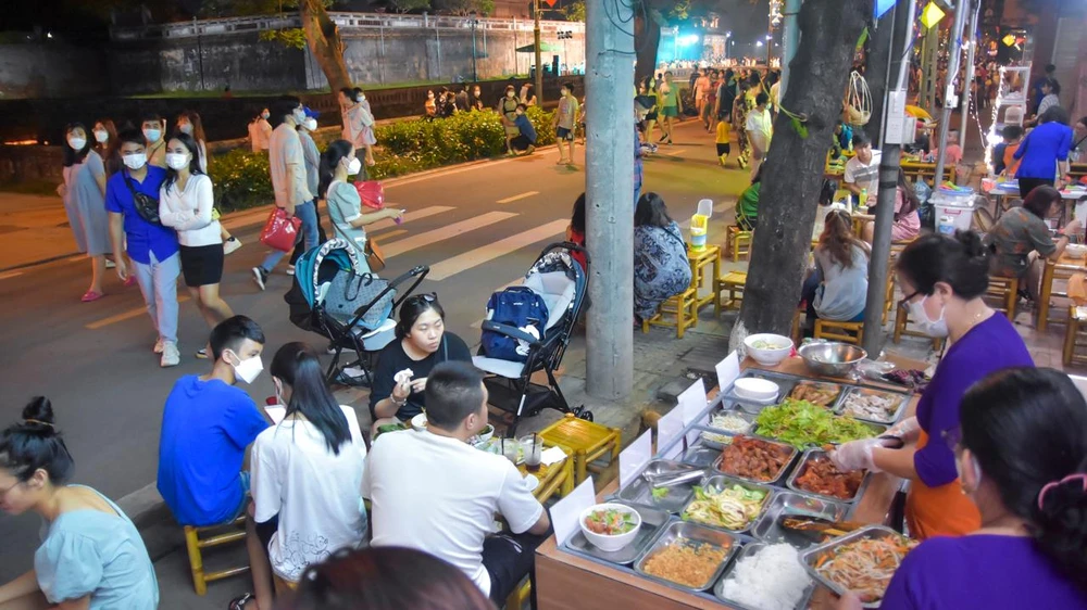 Du khách đến phố đi bộ Hoàng thành thưởng thức ẩm thực Huế. Ảnh: NGUYỄN DO