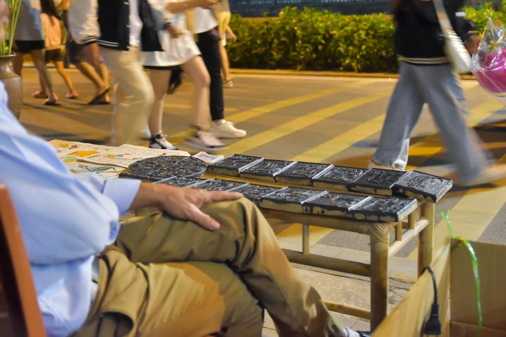 Những khuôn gỗ dùng để làm ra những bức tranh làng Sình chưa dính mực. Ảnh: NGUYỄN DO