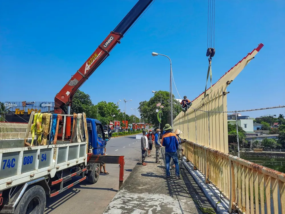 Những ngày qua, khi đơn vị thi công các hạng mục trang trí trên cầu thì bị người dân chê xấu. Những ngày qua, khi đơn vị thi công các hạng mục trang trí trên cầu thì bị người dân chê xấu.