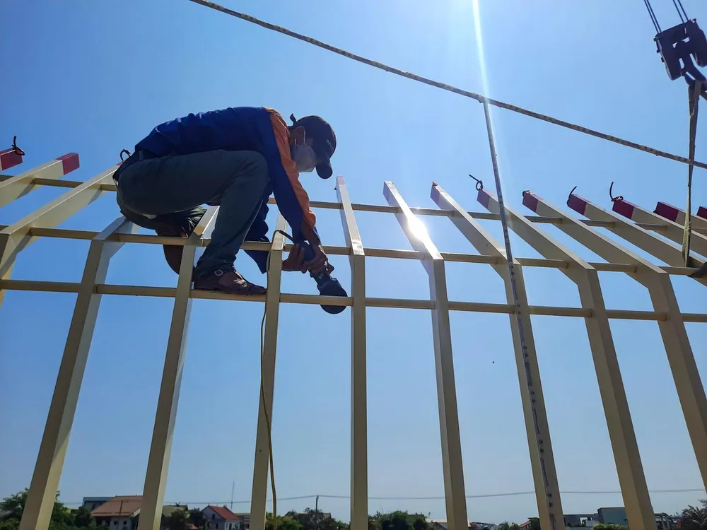 Ông Hồ Sỹ Trung, Chủ tịch UBND TP. Đông Hà cho biết, các hạng mục thuộc công trình trang trí cầu Đại An chưa được cấp phép nhưng đã thi công thì trước mắt phải tháo dỡ, sau đó bàn lại phương án, tính toán lại,... Ông Hồ Sỹ Trung, Chủ tịch UBND TP. Đông Hà cho biết, các hạng mục thuộc công trình trang trí cầu Đại An chưa được cấp phép nhưng đã thi công thì trước mắt phải tháo dỡ, sau đó bàn lại phương án, tính toán lại,...