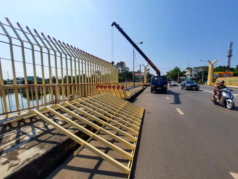 Công trình trang trí cầu Đại An trên đường Hùng Vương, TP. Đông Hà có tổng mức đầu tư 1,5 tỷ đồng, do Trung tâm Phát triển công nghiệp - Khuyến công và dịch vụ công ích (thuộc UBND TP. Đông Hà, tỉnh Quảng Trị) làm chủ đầu tư. Công trình trang trí cầu Đại An trên đường Hùng Vương, TP. Đông Hà có tổng mức đầu tư 1,5 tỷ đồng, do Trung tâm Phát triển công nghiệp - Khuyến công và dịch vụ công ích (thuộc UBND TP. Đông Hà, tỉnh Quảng Trị) làm chủ đầu tư.