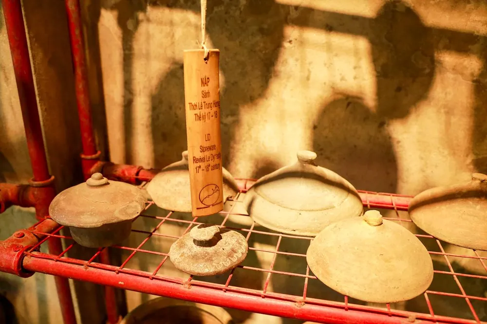 Tiến sĩ khảo cổ học Nguyễn Anh Thư – cố vấn chuyên môn của Bảo tàng Gốm cổ Sông Hương – cho biết: Ở Việt Nam, các hiện vật gốm được phát hiện ở các dòng sông rất nhiều nhưng sau đó chúng bị phân tán đi khắp nơi và chưa có ai lập thành bảo tàng chuyên đề về gốm từ một vài dòng sông như ở đây. Ảnh: N.D