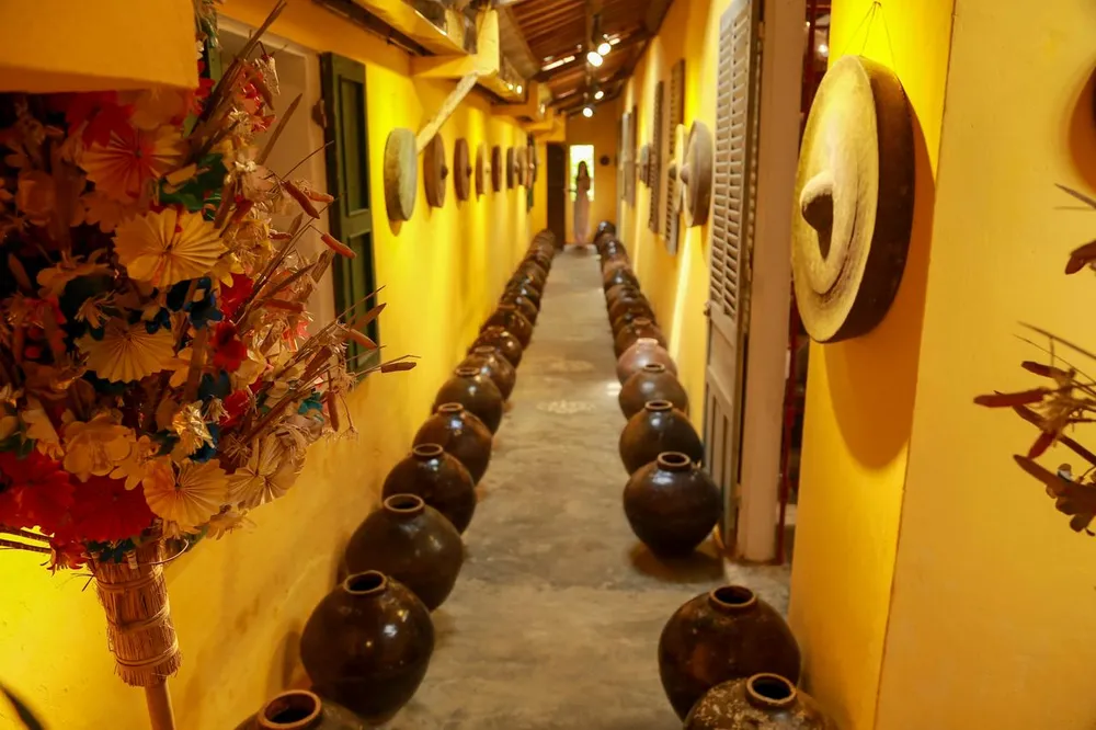 Trong lần ra mắt đầu tiên của Bảo tàng, không gian chính sẽ là nơi trưng bày 108 hiện vật gốm tiêu biểu từ thời tiền Sa Huỳnh – Sa Huỳnh (cách ngày nay 3.000 năm – 2500 năm), thời Chăm pa (thiên niên kỷ 1 đầu công nguyên), thời Lý - Trần đến thời Nguyễn (thế kỷ 19 – 20). Ảnh: N.D