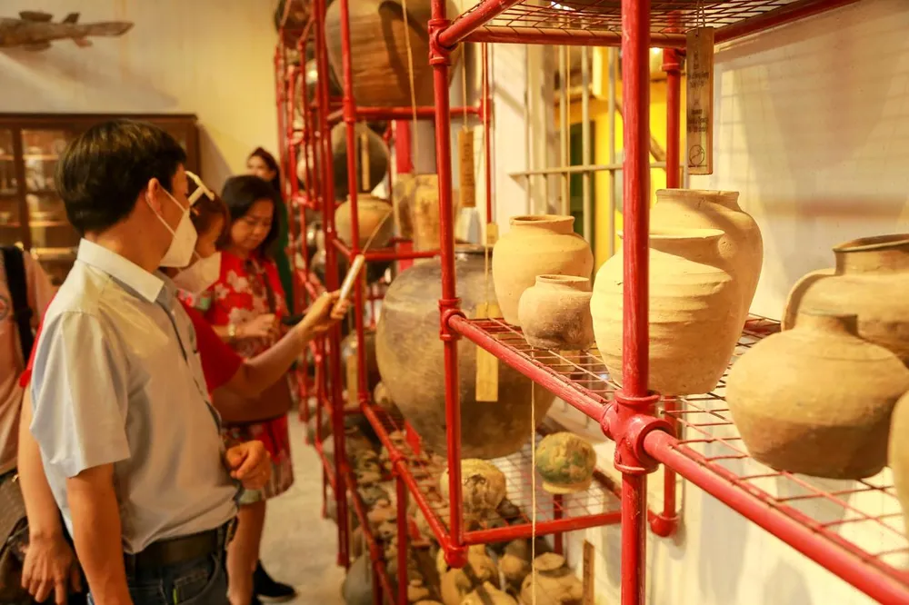 Trong số các “dòng sông cổ vật” nổi tiếng ở Việt Nam, sông Hương là một trường hợp độc đáo và hiếm thấy nhất. Độc đáo bởi lẽ, với số lượng đồ sộ và phong phú, nhiều chủng loại cổ vật của nhiều giai đoạn lịch sử được đưa lên khỏi mặt nước trong nhiều năm qua. Ảnh: N.D