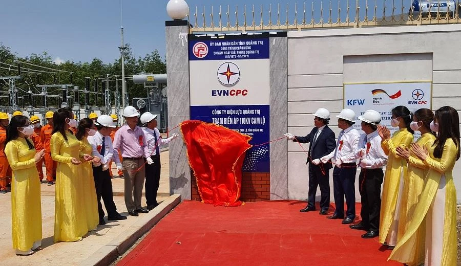 Gắn bảng công trình chào mừng “Kỷ niệm 50 năm ngày giải phóng tỉnh Quảng Trị”.