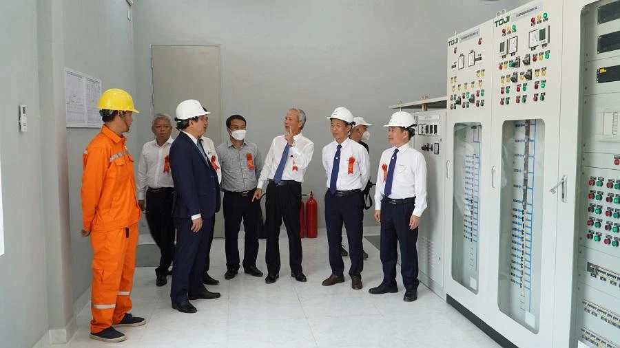 Các đại biểu tham quan dự án.