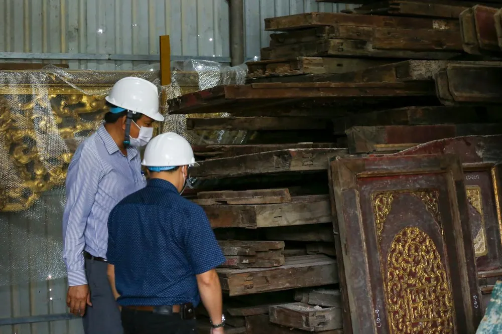 Theo Trung tâm Bảo tồn Di tích Cố đô Huế khi tiến hành hạ giải đơn vị thi công phải chụp ảnh hiện trạng, đo vẽ, can dập lại hoa văn trang trí, đo vẽ ghi nhận các thông số kỹ thuật của hệ khung gỗ,... Theo Trung tâm Bảo tồn Di tích Cố đô Huế khi tiến hành hạ giải đơn vị thi công phải chụp ảnh hiện trạng, đo vẽ, can dập lại hoa văn trang trí, đo vẽ ghi nhận các thông số kỹ thuật của hệ khung gỗ,...