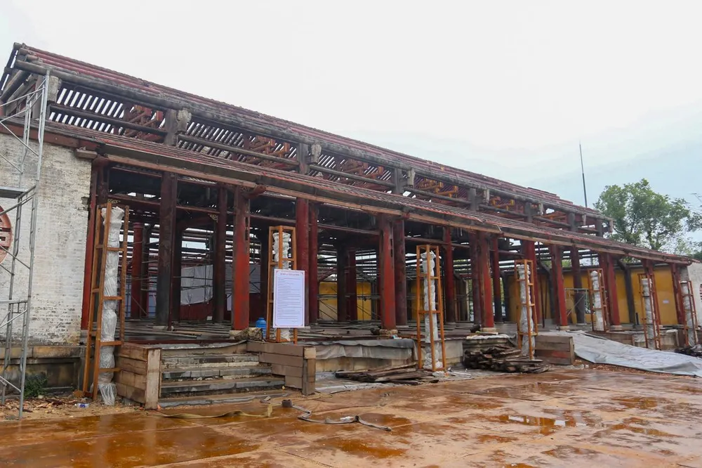 Trung tâm Bảo tồn Di tích Cố đô Huế đang cùng đơn vị liên quan tiến hành các bước công phu, khoa học để hạ giải trùng tu di tích điện Thái Hòa - một di tích quan trọng nằm trong Đại nội Huế. Trung tâm Bảo tồn Di tích Cố đô Huế đang cùng đơn vị liên quan tiến hành các bước công phu, khoa học để hạ giải trùng tu di tích điện Thái Hòa - một di tích quan trọng nằm trong Đại nội Huế.