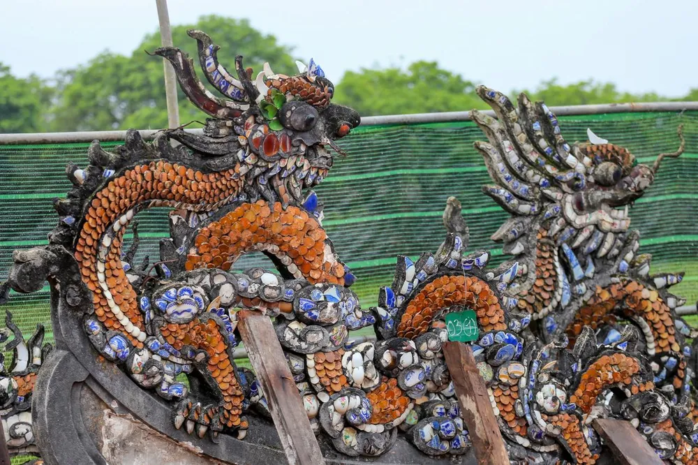 Để bảo vệ nền gạch di tích, Công ty cổ phần Tu bổ di tích Huế đã đưa ra giải pháp làm sàn bảo vệ theo quy trình tẩy sạch nền gạch, quét lớp sơn chống thấm, trải một lớp nilon và lớp cao su, làm hệ khung gỗ, lát thép tấm lên trên. Đồng thời, bao bọc cột rồng, mái lưa bằng nilon xốp và khung gỗ, các con rồng bậc cấp được bọc bằng mút xốp và bảo vệ khung gỗ bên ngoài. Để bảo vệ nền gạch di tích, Công ty cổ phần Tu bổ di tích Huế đã đưa ra giải pháp làm sàn bảo vệ theo quy trình tẩy sạch nền gạch, quét lớp sơn chống thấm, trải một lớp nilon và lớp cao su, làm hệ khung gỗ, lát thép tấm lên trên. Đồng thời, bao bọc cột rồng, mái lưa bằng nilon xốp và khung gỗ, các con rồng bậc cấp được bọc bằng mút xốp và bảo vệ khung gỗ bên ngoài.