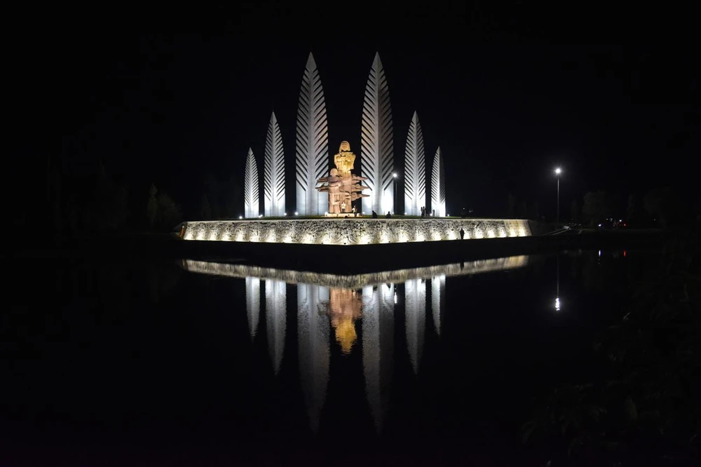 Nhân dịp kỷ niệm ngày thống nhất đất nước (30-4) và 50 năm ngày giải phóng Quảng Trị, tỉnh Quảng Trị đã tiến hành lắp hệ thống ánh sáng, âm thanh tại Khu di tích quốc gia đặc biệt đôi bờ Hiền Lương - Bến Hải, Thành cổ Quảng Trị, Nghĩa trang Trường Sơn. Ảnh: NGUYỄN DO