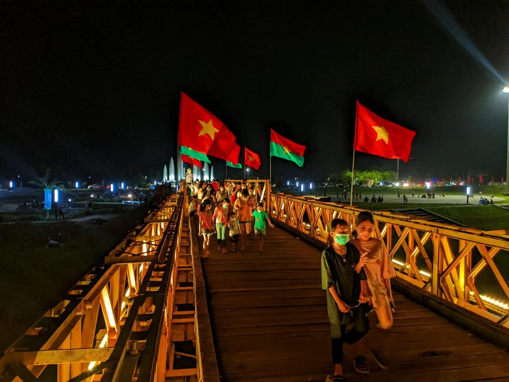 Theo kế hoạch các công trình này sẽ chính thức hoạt động từ 19 giờ ngày 30-4. Tuy nhiên những ngày qua, với việc chạy thử hệ thống đã thu hút không ít người dân đến tham quan. Ảnh: NGUYỄN DO