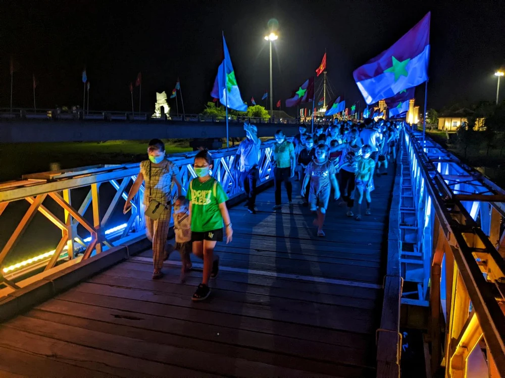 Theo ghi nhận của PV, tối 27-4, rất đông người dân, du khách đã đến tham quan tại khu di tích quốc gia đặc biệt đôi bờ Hiền Lương - Bến Hải. Ảnh: NGUYỄN DO