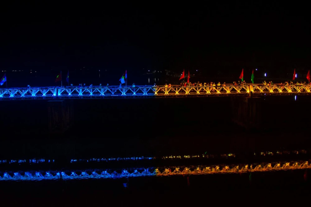 Hệ thống chiếu sáng sử dụng công nghệ, thiết bị thông minh có khả năng lập trình các kịch bản chiếu sáng theo sự kiện. Hệ thống điều khiển âm thanh bằng giải pháp điều khiển IP, qua phần mềm điều khiển trên máy tính. Ảnh: NGUYỄN DO