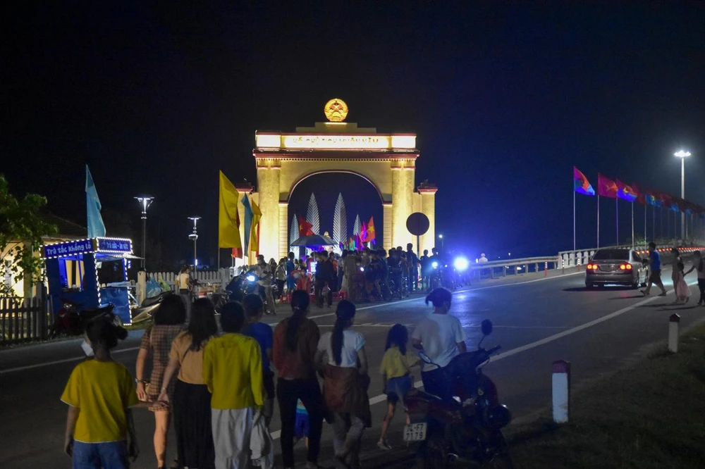 Rất đông du khách đến tham quan tại khu di tích quốc gia đặc biệt đôi bờ Hiền Lương - Bến Hải. Ảnh: NGUYỄN DO