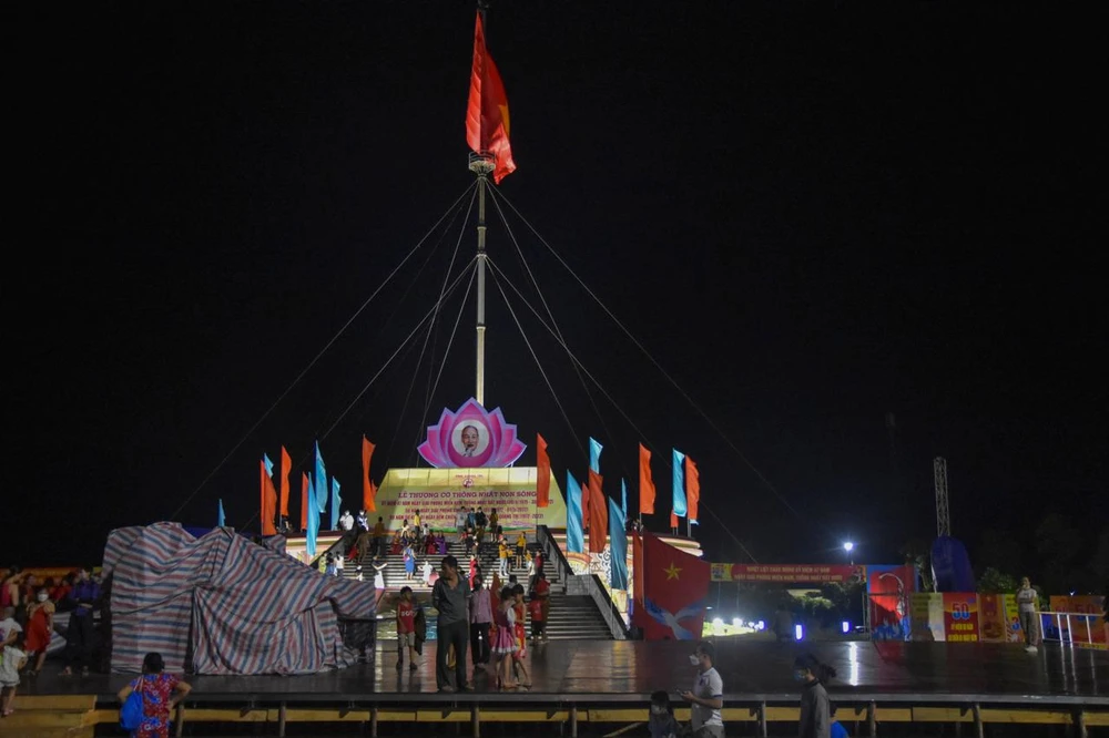 Phía trước kỳ đài là sân khẩu lễ thượng cờ "Thống nhất non sông". Ảnh: NGUYỄN DO