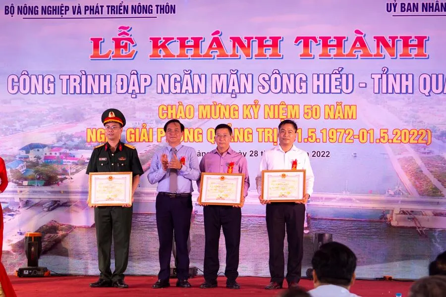 Các tập thể nhận bằng khen của Chủ tịch UBND tỉnh Quảng Trị. Ảnh: NGUYỄN DO