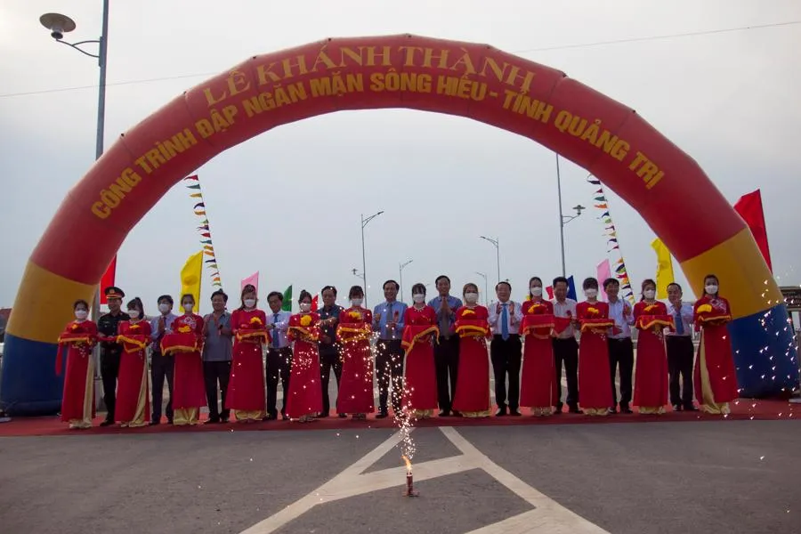 Các đại biểu cắt băng khánh thành đập ngăn mặn sông Hiếu. Ảnh: NGUYỄN DO