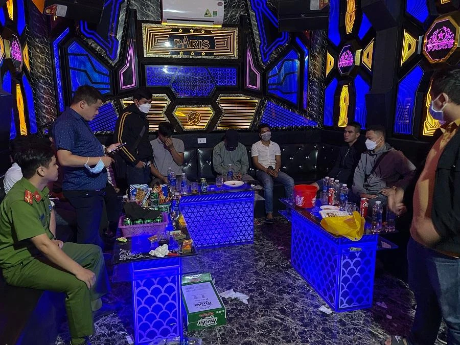 Nhóm 7 người dương tính với ma túy trong quán karaoke. Ảnh: B.T