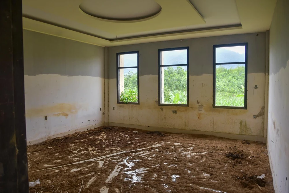 Những căn phòng ở tầng một của căn nhà thành nơi nuôi, nhốt trâu bò. Ảnh: NGUYỄN DO