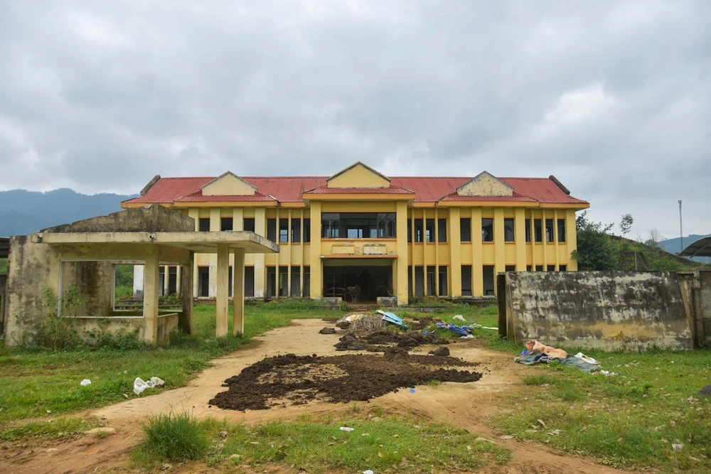 Tháng 3-2009, dự án Nhà máy xi măng Nam Đông được khởi công tại xã Thượng Quảng, huyện Nam Đông. Dự án có diện tích khoảng 40 ha, do Công ty CP Đầu tư xi măng Nam Đông - Việt Song Long làm chủ đầu tư với tổng vốn lên đến 4.437 tỉ đồng. Ảnh: NGUYỄN DO