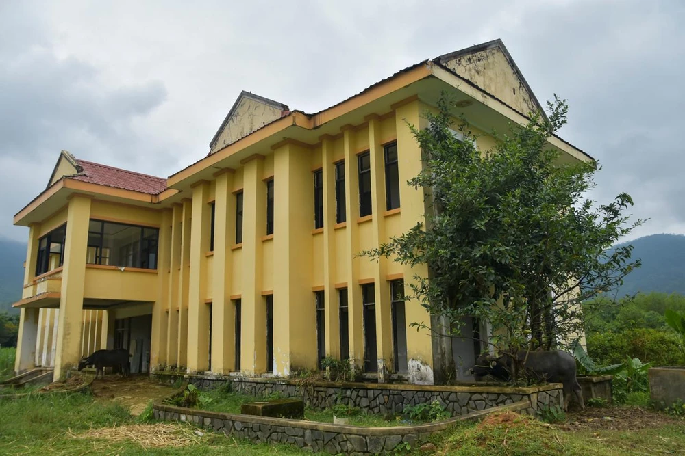 Tuy nhiên, theo ông Hiến, từ khi khởi công cách đây 13 năm, đến nay dự án mới chỉ có nhà điều hành đang xuống cấp. Cả khu vực cỏ mọc um tùm trong khi người dân thiếu đất trồng trọt, sản xuất. Ảnh: NGUYỄN DO