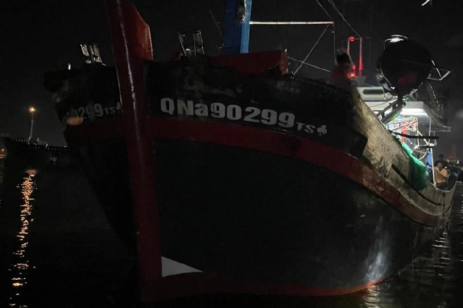 Tàu mang số hiệu Quảng Nam đang vào bờ, lực lượng chức năng đang làm rõ vụ việc.