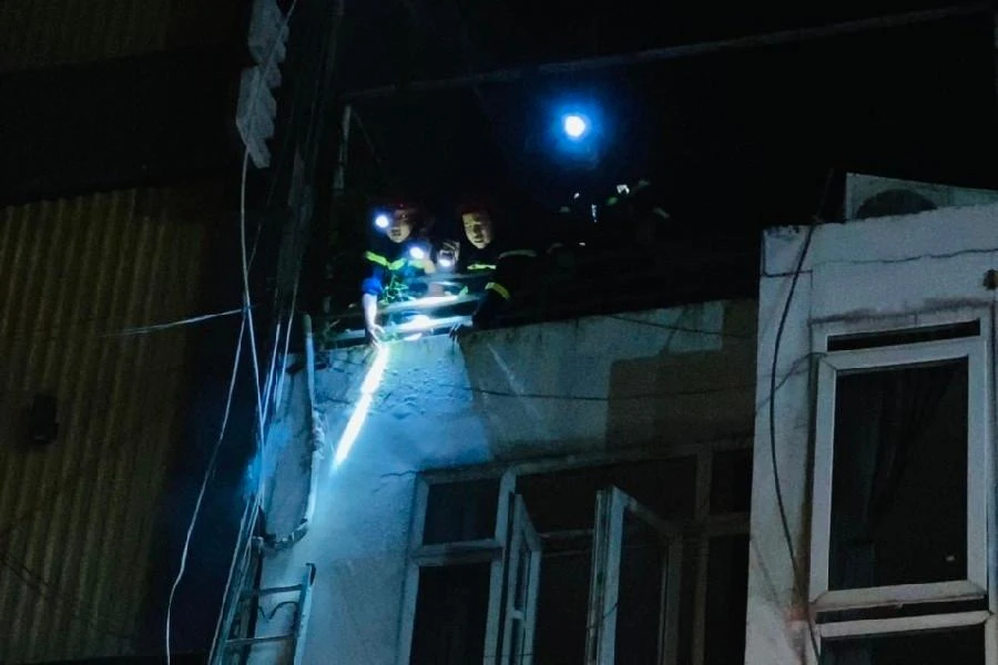 Lực lượng PCCC&amp;CHCN tiếp cận đưa những người bên trong ra ngoài.