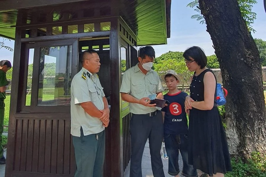 Nữ du khách nhận lại của rơi. Ảnh: Đông Hạ