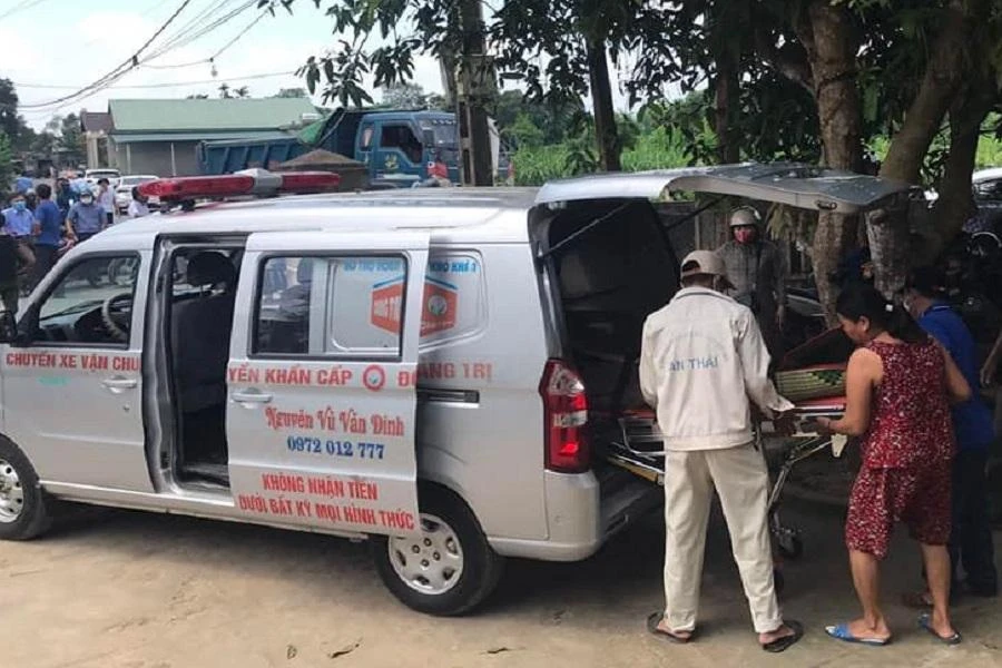 2 em học sinh đuối nước được đưa về nhà lo hậu sự. Ảnh: Nguyễn Vũ Văn Đinh