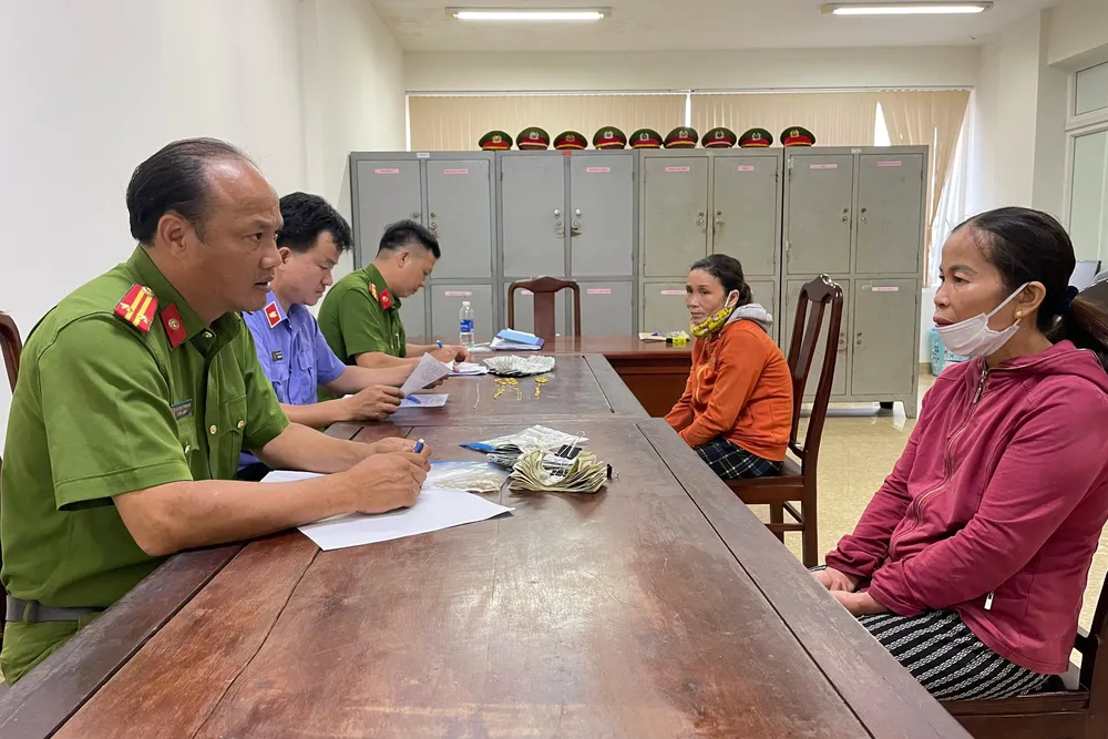 Lê Thị Trơi và Lê Thị Phương Mai tại cơ quan công an. Ảnh: B.T Lê Thị Trơi và Lê Thị Phương Mai tại cơ quan công an. Ảnh: B.T