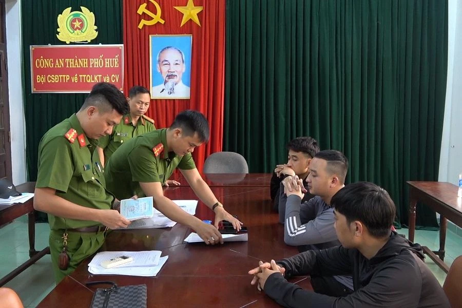 Công an làm việc với nhóm thanh niên thực hiện hành vi cho vay lãi nặng. Ảnh: B.T