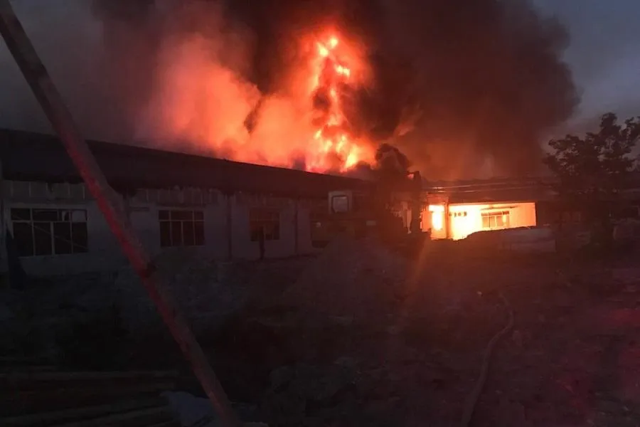 Cháy dữ dội khu vực xưởng Công ty Sacvi. Ảnh: B.T